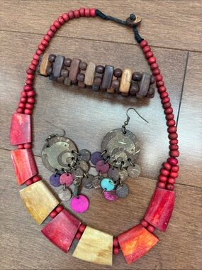 Wood/resin jewellery lot.